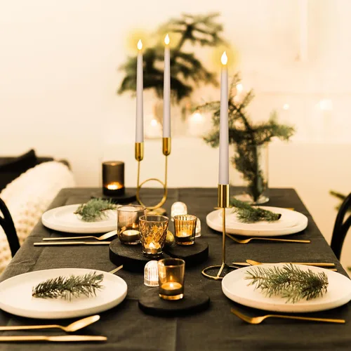 Vista 3 de Sequpr 12 velas cónicas sin llama parpadeantes con temporizador remoto, velas cónicas a pilas, candelabros LED de 10.63 pulgadas para Navidad, Marfil