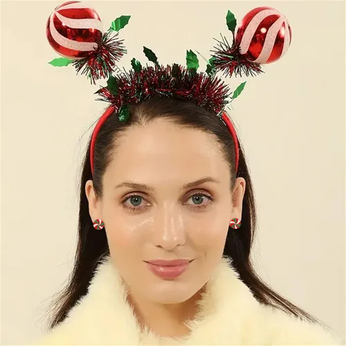 Vista 4 de Aretes de tuerca de Navidad para mujeres y niñas, hechos a mano, de madera, pan de jengibre, árbol de menta, bastón de caramelo, aretes