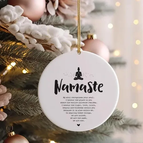 Vista 2 de Adornos de Árbol de Navidad de Cerámica Namaste - Decoración para Habitación de Yoga y Meditación, Adornos Colgantes para Regalos de Navidad