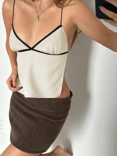 Vista 2 de WZTYYDS Top corto sin espalda para mujer, sexy, con tirantes delgados, camisola de verano para salir, lindo chaleco con cordones