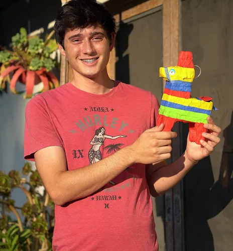 Vista 9 de Bonita piñata de burro de 12 pulgadas prerellena con cantidades variadas de caramelos populares y etiqueta de mensaje adjunta para amigos, familia