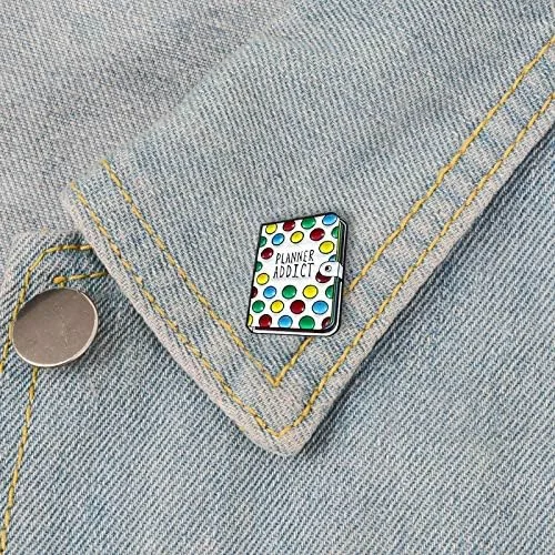 Vista 6 de Flairs New York - Broche de solapa esmaltado hecho a mano, Planificador adicto