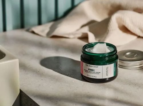 Vista 5 de The Body Shop Crema hidratante intensa de vitamina E Hidratante facial de 72 horas con ácido hialurónico Crema facial batida para una piel más