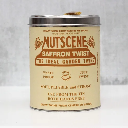 Vista 9 de NUTSCENE Lata Icónica (Lata de Cordel) con Su Cordel de Yute Escocés Tradicional y Agujero en la Parte Superior para Fácil Dispensación. 14