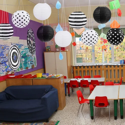 Vista 4 de Treela Paquete de 6 linternas de papel en blanco y negro de 8 pulgadas redondas con patrones de lunares a rayas para regreso a clases, aula, fiesta