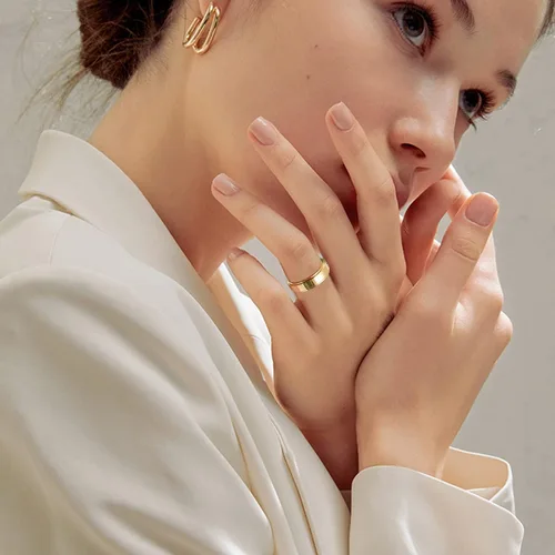 Vista 4 de MOROYA Anillo anti ansiedad chapado en oro de 14 quilates para mujeres y hombres, anillo giratorio de acero inoxidable con caja negra empaquetada