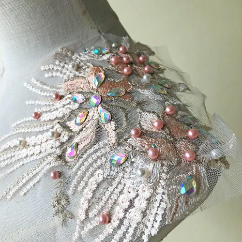 Vista 2 de Par de espejos con cuentas de encaje floral, diamantes de imitación coloridos, adorno de joyería, parche bordado en el hombro para disfraces