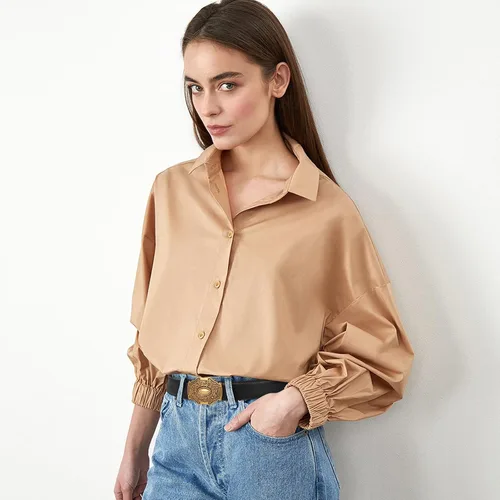 Vista 255 de Cinturón de cuero clásico con hebilla de metal para mujer con vestido de jeans
