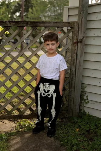 Vista 4 de ADUKIDE Camisetas de Halloween para niños que brillan en la oscuridad, tallas 4-14T, camisetas casuales novedosas