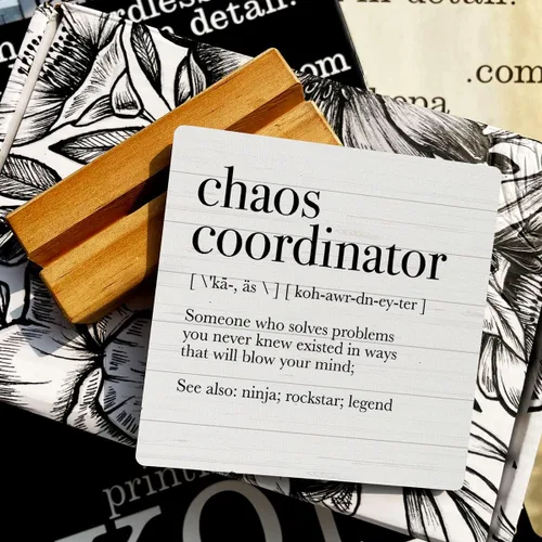 Vista 3 de Letrero de madera con texto en inglés "Country Chaos Coordinator Definition", decoración rústica de escritorio con texto en inglés «Someone Who