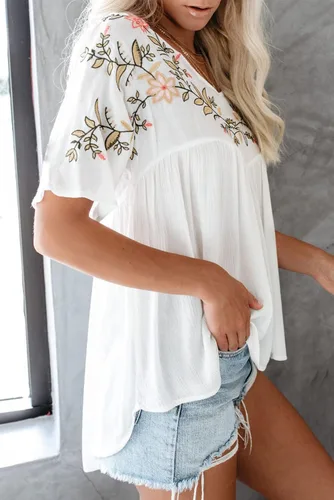 Vista 5 de Melliflo Blusas mexicanas bordadas florales con cuello en V para mujer, estilo bohemio, dobladillo alto y bajo, blusas campesinas tipo babydoll