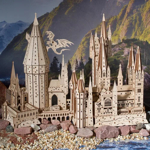 Vista 2 de UGEARS Harry Potter Hogwarts Castle 3D rompecabezas de madera para adultos