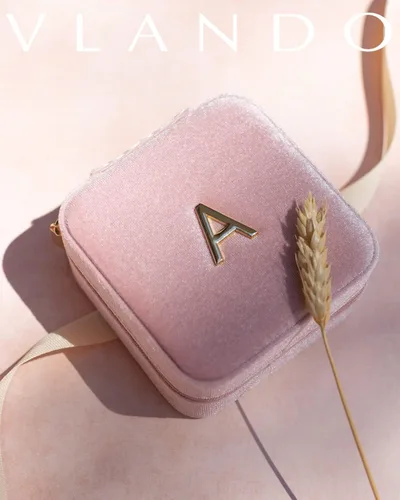 Vista 7 de Vlando Joyero de viaje de terciopelo afelpado, joyeros personalizados con iniciales para mujeres y niñas, mini organizador de viaje de joyería