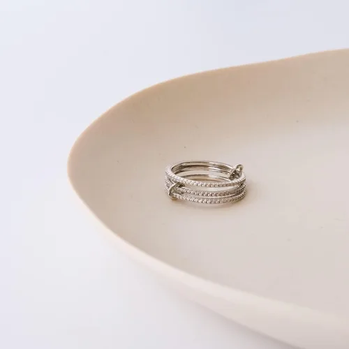 Vista 8 de espere Anillo de tres bandas delicado chapado en rodio de plata esterlina Anillo de eternidad triple de circonita cúbica para mujeres Alianza