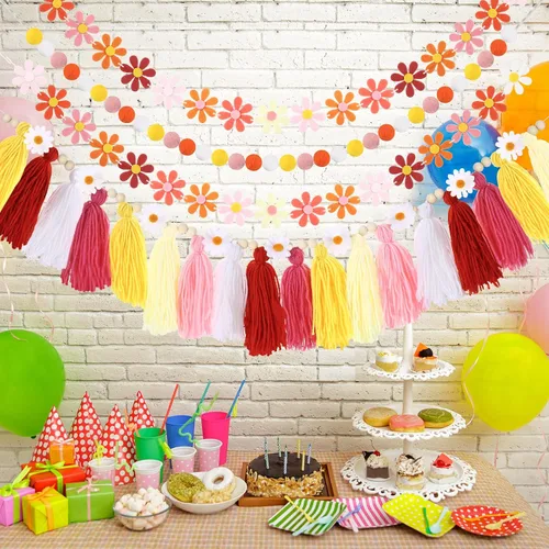 Vista 3 de Rtteri Paquete de 4 decoraciones de margaritas bohemias para fiestas, guirnalda de margaritas para el aula, diseño de flores hippie, con borlas