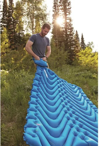 Vista 2 de Klymit Colchoneta de dormir aislada doble en V, colchón de aire ligero para acampar para tiendas de campaña y autos con mapeo corporal Tech Blue-2020