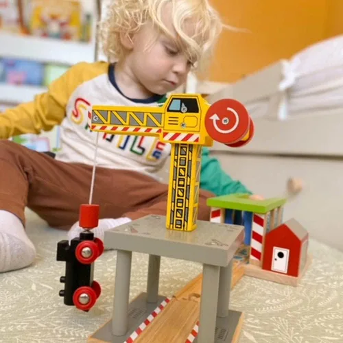 Vista 9 de Bigjigs Rail Grúa amarilla grande magnética - Otras marcas principales de carriles de madera son compatibles
