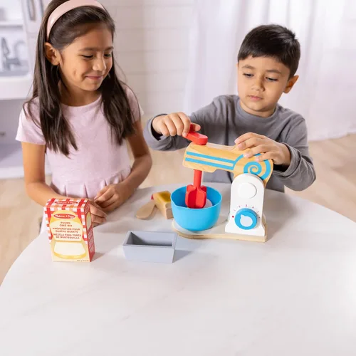 Vista 2 de Juego de batidor de madera para tortas de Melissa & Doug, 11 piezas, accesorios de comida y cocina, individual, Multicolor
