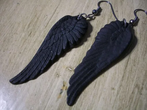 Vista 2 de Pendientes de gota vintage - Joyería negra mate, aretes de alas de ángel, aretes de regalo de Halloween para mujer, estilo hip hop - Mimir Eco