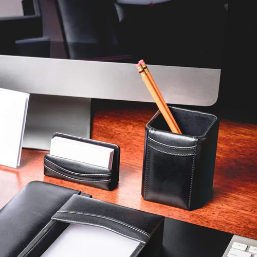 Vista 5 de Dacasso Portavasos clásico de cuero negro para lápices/bolígrafos para escritorio, decoración ejecutiva de lujo y organización de oficina esencial