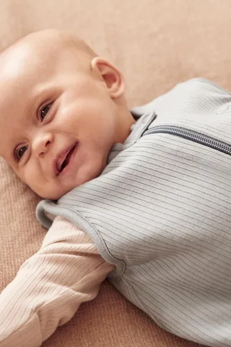 Vista 5 de MORI Saco de dormir unisex acanalado para bebé con cremallera frontal, cómodo y ajustable, saco de dormir de 1.5 TOG para niños y niñas pequeños