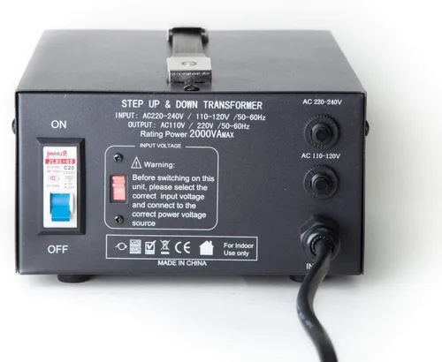 Vista 3 de Transformador de voltaje para aumentar o disminuir la tensión. 110 v/220 v, circuito de bloqueo de protección, de la marca ELC