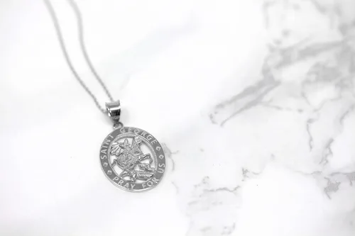 Vista 5 de CaliRoseJewelry Collar con dije redondo de plata de ley San Jorge Pray for Us