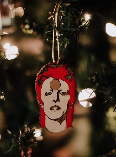 Vista 6 de Adorno navideño Rockstar Ziggy Starman Espejo retrovisor colgante