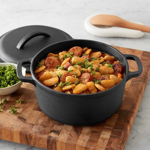 Vista 5 de Amazon Basics Mini olla holandesa de hierro fundido pre-sazonada con tapa y asas dobles, apta para horno, 2 cuartos de galón, redonda, color negro
