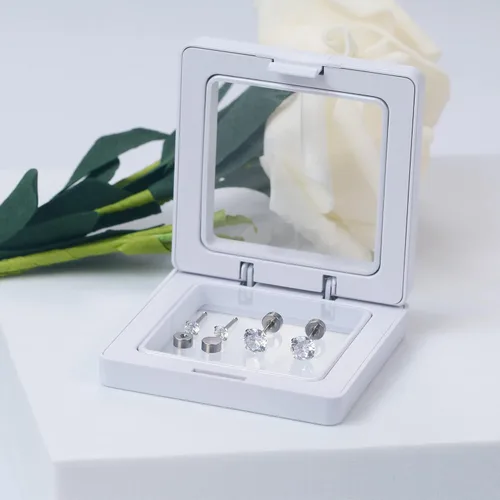 Vista 4 de SmileBelle 2 pares de aretes de perlas, aretes de titanio con parte trasera plana, rellenos de calcetín para mujer, aretes hipoalergénicos