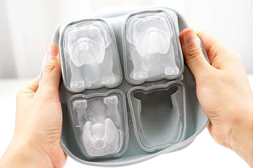 Vista 4 de Moldes para cubitos de hielo con forma de perro Bulldog de 4 cavidades, de silicona reutilizable con embudo para whisky, cócteles, regalos