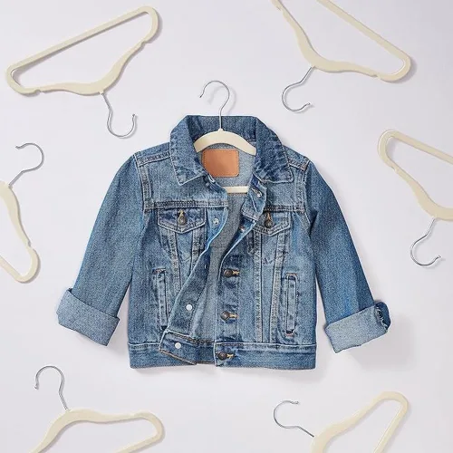 Vista 3 de Amazon Basics Perchas de terciopelo antideslizantes para niños que ahorran espacio con muescas para el hombro, construcción resistente para Beige