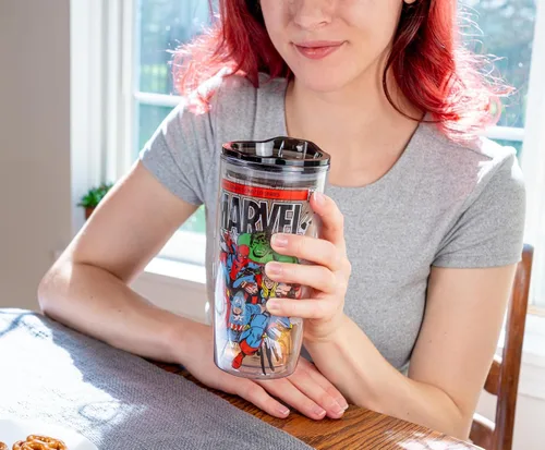 Vista 8 de Silver Buffalo Marvel Avengers Taza de viaje con diseño de Spider-Man, Capitán América, Thor, Hulk e Iron Man, de doble pared, con tapa de cierre