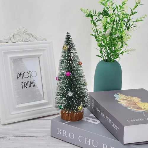 Vista 6 de 3 mini árboles de Navidad artificiales de sisal esmerilado de 5.9 pulgadas, árboles de cepillo para botellas con bases de madera y bolas de adornos