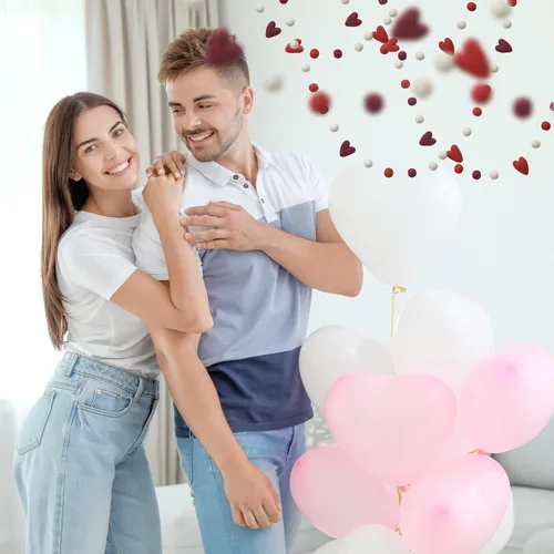 Vista 3 de Glaciart One Guirnalda de bolas de fieltro de San Valentín con corazones rojos, hecha a mano en Nepal con lana de Nueva Zelanda, reutilizable