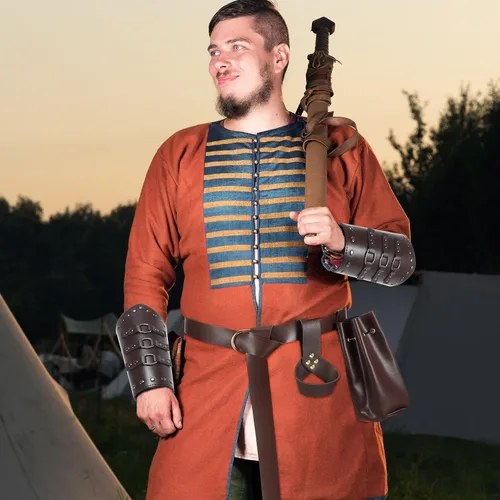 Vista 5 de Xtinmee 5 piezas de accesorios de disfraz de cuero medieval renacentista para Halloween, cinturón medieval, protector de brazo, espada, daga, rana