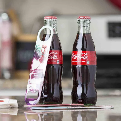 Vista 3 de Tablecraft Coca-Cola Vintage Logo "Beach" Abrebotellas Plano, Rojo