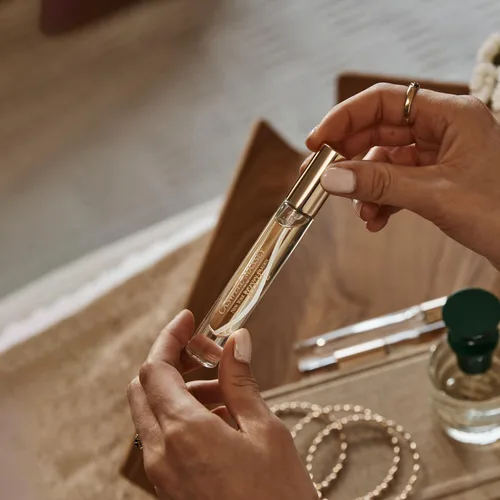 Vista 3 de Caswell-Massey Eau De Toilette - Perfume en espray de almendra, infundido con cereza, sal y haba tonka, fragancia para mujeres, fabricado en Estados