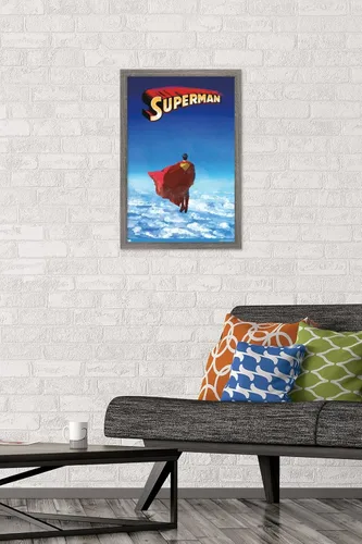 Vista 2 de DC Comics Superman - Póster de pared de nubes de horizonte, 22.4 pulgadas de largo x 14.7 pulgadas de ancho, versión enmarcada de madera de granero
