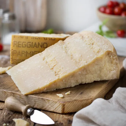Vista 6 de Trío de degustación de Parmigiano Reggiano DOP de 18, 24, 36 meses 3x2.2 lb - 1 por envejecimiento - (3x1kg) - El único parmesano - EMILIA FOOD LOVE
