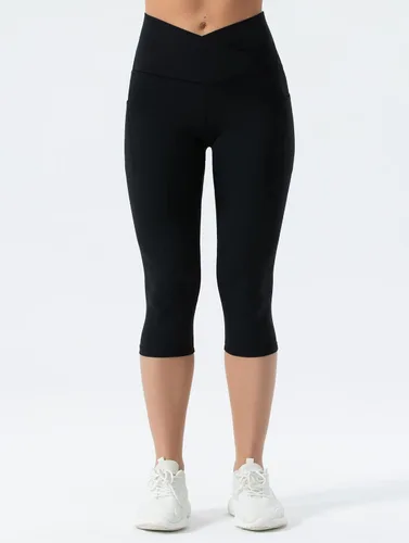 Vista 2 de THE GYM PEOPLE Leggings capri de entrenamiento con cintura cruzada en V para mujer, con control de abdomen, pantalones de yoga con bolsillos
