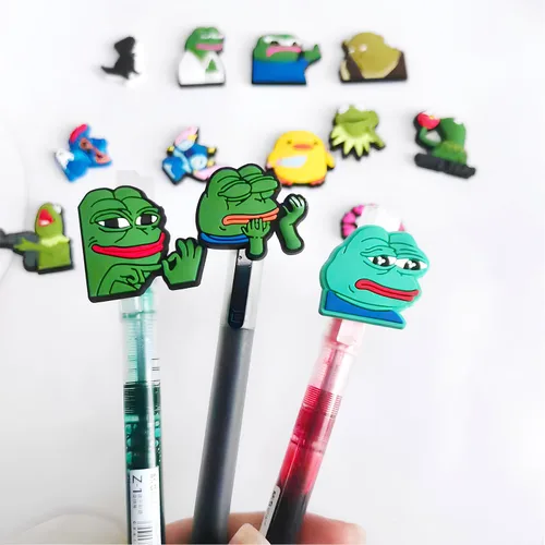 Vista 6 de 27 dijes de zapatos de rana de PVC para decoración de zapatos de dibujos animados para hacer bricolaje, sandalias, pulseras parodia divertidos
