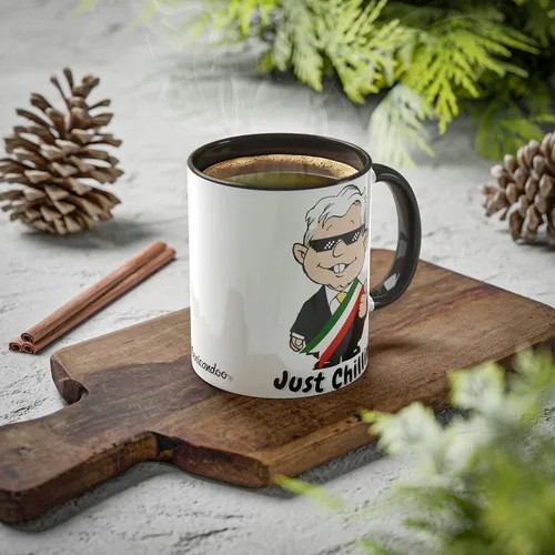 Vista 5 de MEXICANDOO AMLO - Taza de café Just Chillin, divertida caricatura, Muñeco AMLITO, taza de cerámica blanca brillante con colores vibrantes