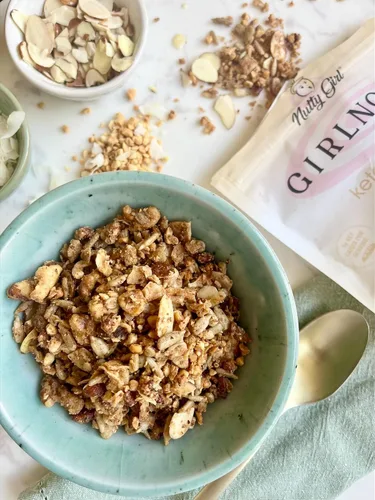Vista 3 de Cereal de granola bajo en azúcar y bajo en carbohidratos Let's Peanut Butter Party Paquete de 2 Nutty Girl Keto Girlnola®