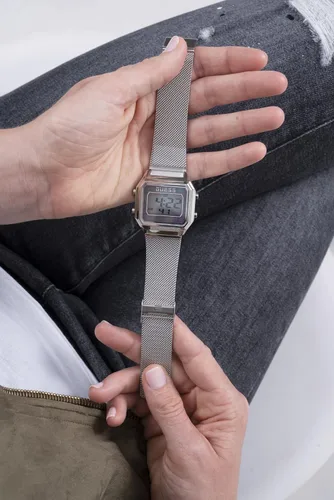 Vista 7 de GUESS 35mm Digital Watch