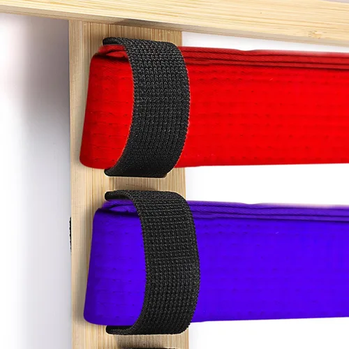 Vista 4 de JUXYES Organizador de cinturones de artes marciales para colgar en la pared, para 10 cinturones con colgador de medallas y calcomanías, soporte