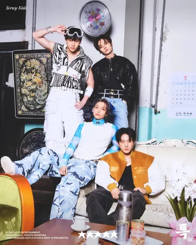 Vista 5 de Stray Kids 5-STAR, El 3er Álbum, CD + Libro de Fotos + Mini Póster en el Envase + Tarjeta de Foto (Set de 8 Versiones en Digipack