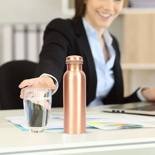 Vista 3 de Botella de agua de cobre puro de 32 onzas a prueba de fugas, recipiente con diseño ayurveda para la salud, para deporte, fitness, yoga