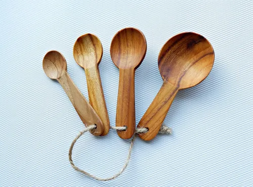 Vista 2 de Juego de cucharas medidoras de madera de teca rústica, 4 piezas de madera de teca ecológica (sin marcas)