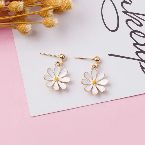 Vista 6 de Aretes de tuerca con diseño de margarita. Bonitos aretes colgantes de crisantemo con diseño de flor de sol para mujeres y niñas